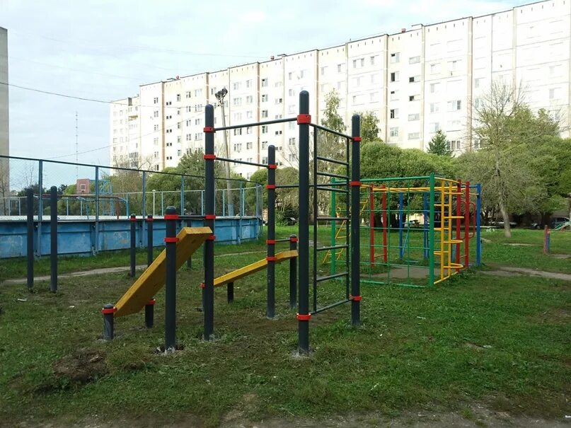 Детская площадка в городе. Детские площадки обнинск. Детская площадка около тц триумф плаза. Гурьяновский лес в обнинске фото. Городская детская площадка пр маркса обнинск.