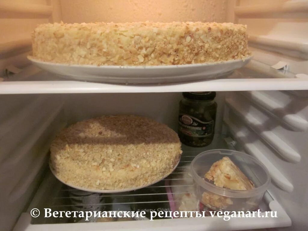 Сколько торт без холодильника. Холодильник для тортов. Торт Наполеон в холодильнике. Тортик в холодильнике. Торт домашний в холодильнике.