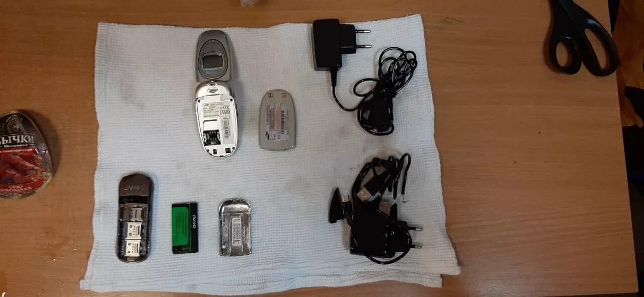 мобильная связь. сотовый 14 про. телефонные мошенники в тюрьме. запрещенные вещи в тюрьму в хлебе. телефоны в сизо.