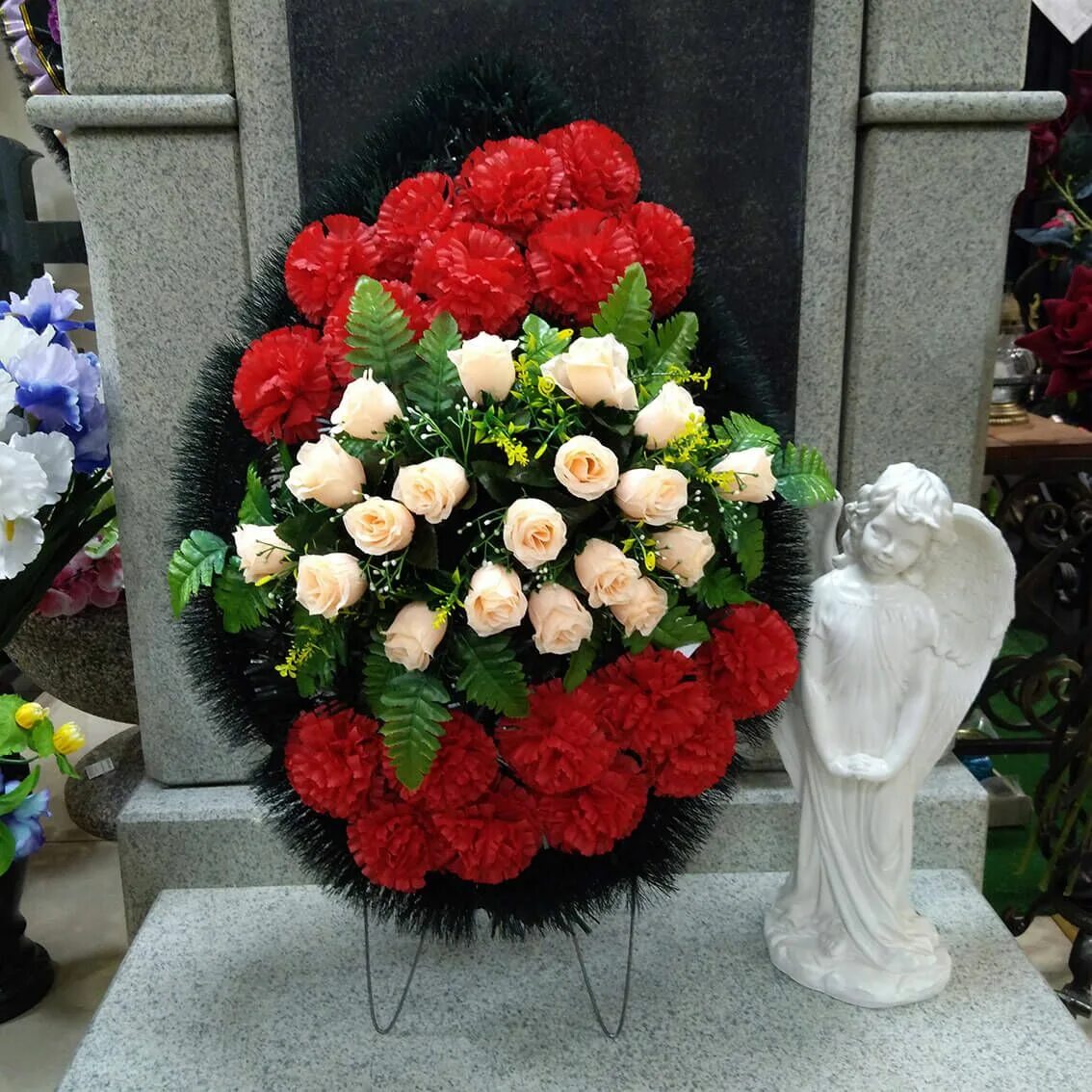 Букет цветов на кладбище. Искусственные цветы на кладбище. Искусственные цветы на могилку. Красивые искусственные цветы на кладбище.