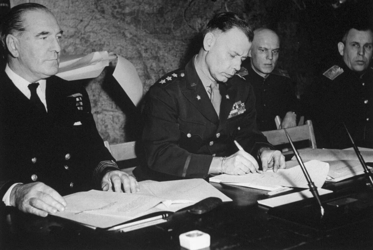 Генерал Эйзенхауэр капитуляция Германии. Подписание капитуляции Германии в Реймсе 1945. Жуков подписание капитуляции Германии 1945. Капитуляция Германии 1945 Суслопаров. 8 мая 1945 г