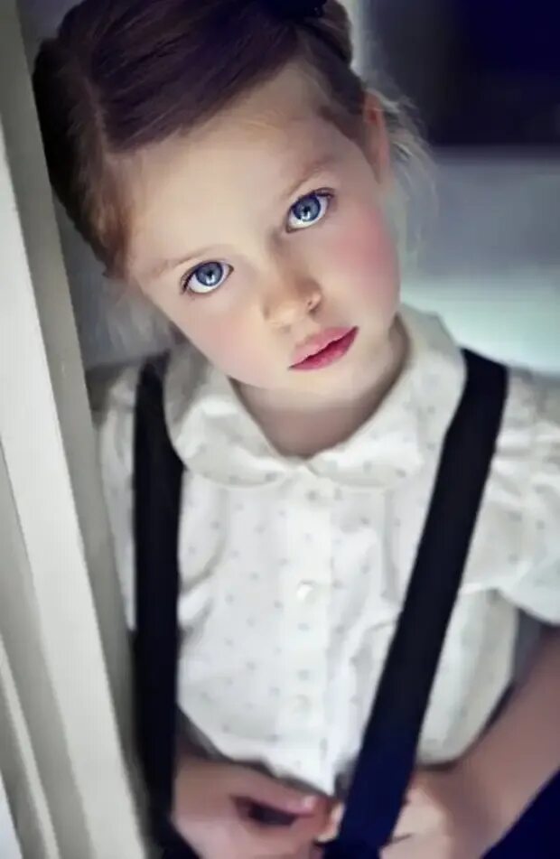 Девочка с голубыми глазами. Маленькая девочка с голубыми глазами. Голубоглазые дети. Голубоглазые маленькие девочки. Мальчик глазами девочки
