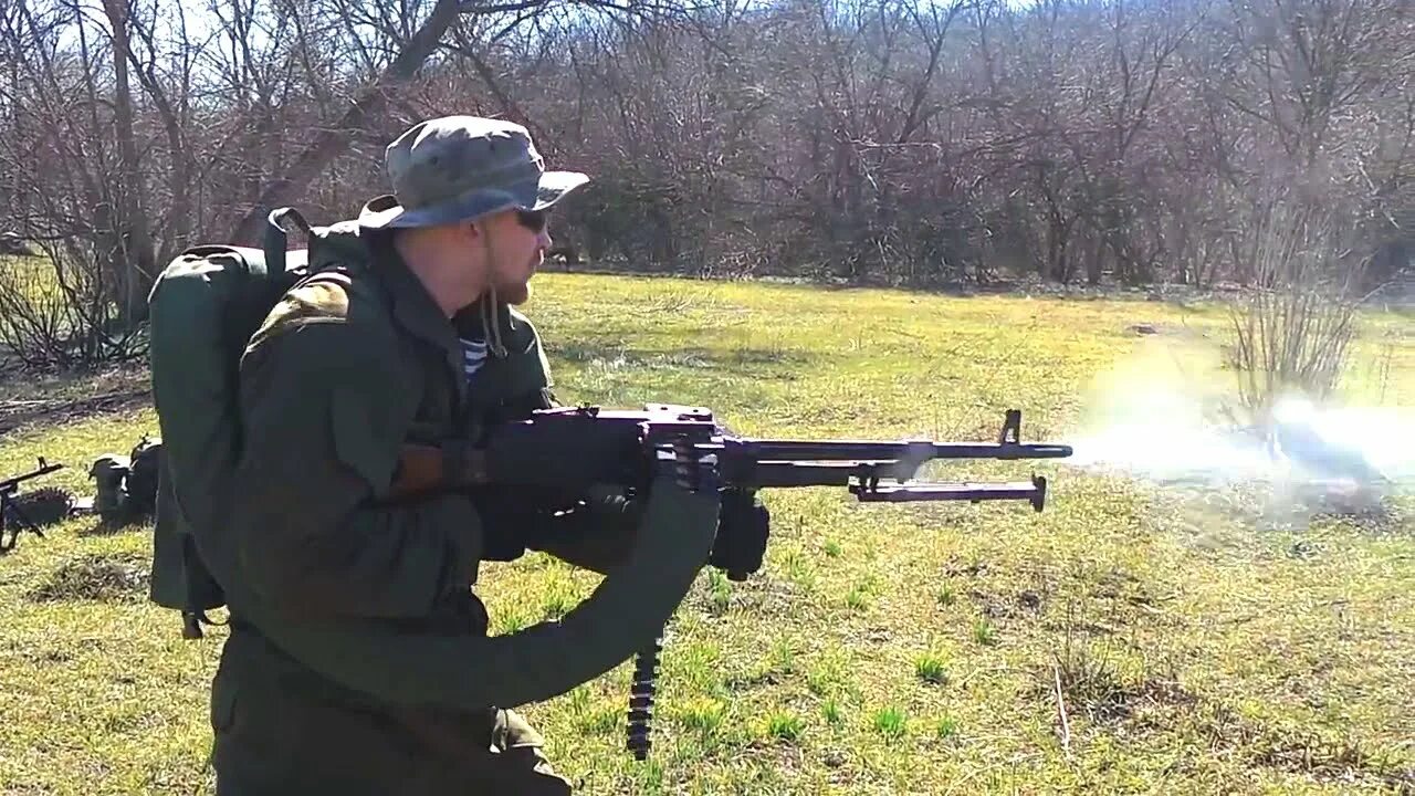 Стрельба из пулемета видео. Пкм стрельба. стойка для пкм. стрельба из пулемета стоя. пулемет стреляет.