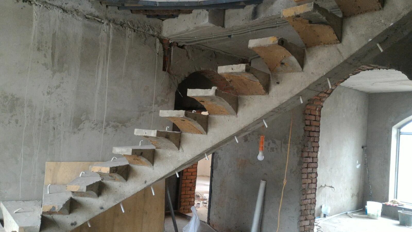 Лестница косоур сбоку монолит. Лестница монолит бетон косоур. Лестница с косоуром монолит. Косоур для жб ступеней.