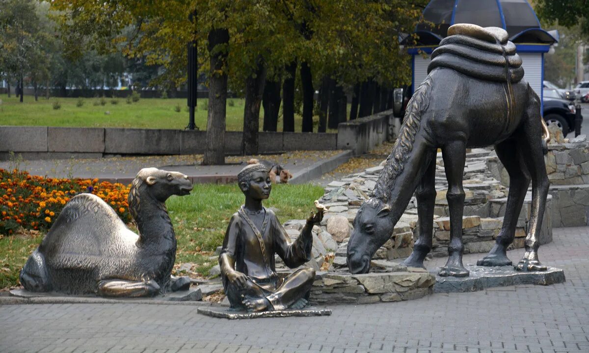 уральский город с верблюдом. уральский город с верблюдом. статуя верблюда в челябинске. челябинск кировка верблюд. мальчик с верблюдом кировке в челябинске.