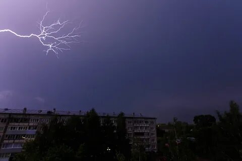 Молния в окне