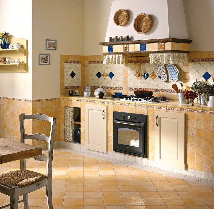 Плитка в интерьере кухни. Керамическая плитка для кухни. Отделка кухни кафельной плиткой. Отделка стен на кухне плиткой. Керамическая плитка для кухни на стену.