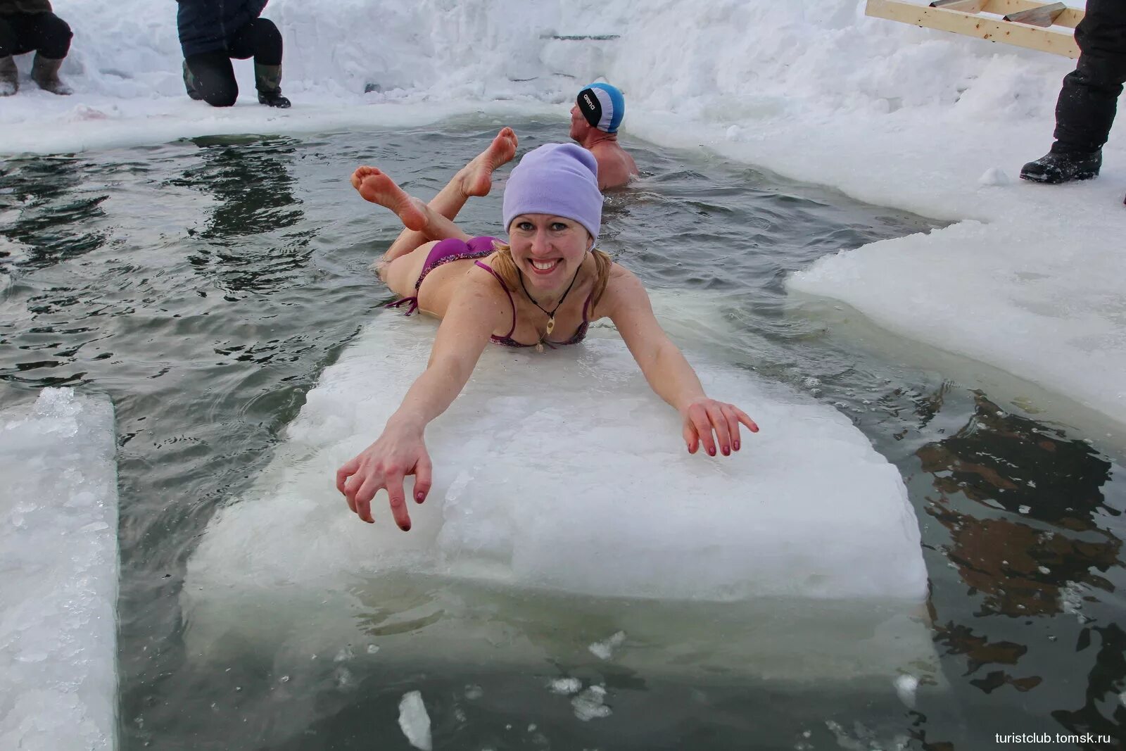 спасите глыбу. спасите глыбу. у машины снег продавил крышу. спасите глыбу. спасают животных на льду.