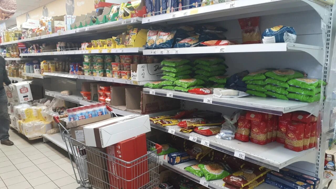 Люди скупают продукты. Пустые полки с овощами в пятерочке. Пропали продукты. Пропали продукты. Пропали продукты.