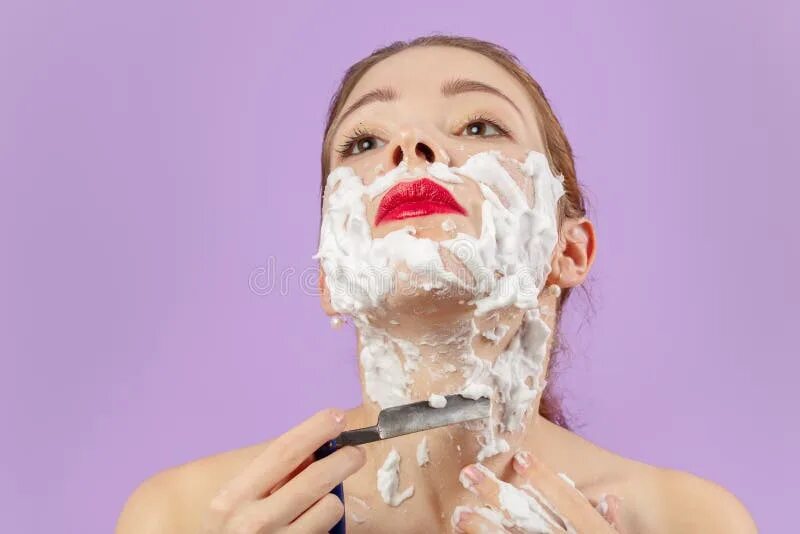 Бритье лица у женщин. Девушка бреет лицо. Бритье женское. Девушка с бритвой. Картинки женщина бреется целиком.