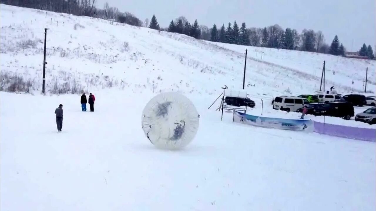 В шаре с горы. Зимний зорбинг. Катание на зорбе с горы. Катание в шаре с горы. Зорбинг с горки.