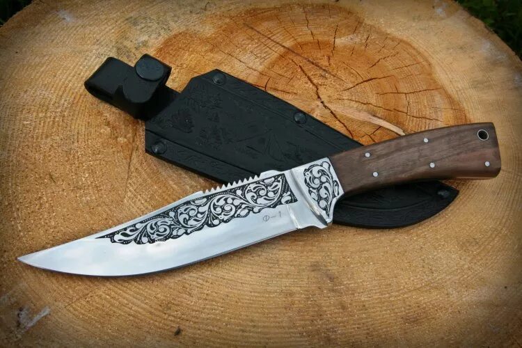 Ножи Кизляр f1. Охотничий нож с гравировкой на лезвии. Гравировка на охотничьих ножах. Гравировка на лезвии ножа.