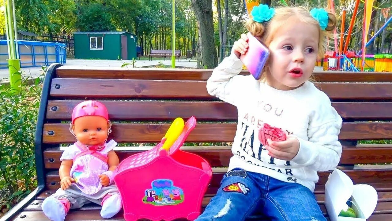 День рождения настиной куклы на детской площадке. Пони на роликах игрушка. Настя лайк парки. Лайк настя стейси. Настя лайк парки.