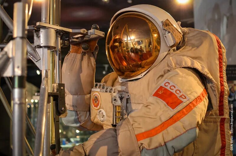 Космонавт на вднх. Скафандр «орлан» на вднх. скафандр музей вднх. скафандр в музее космонавтики. московский музей космонавтики на вднх лунный скафандр.