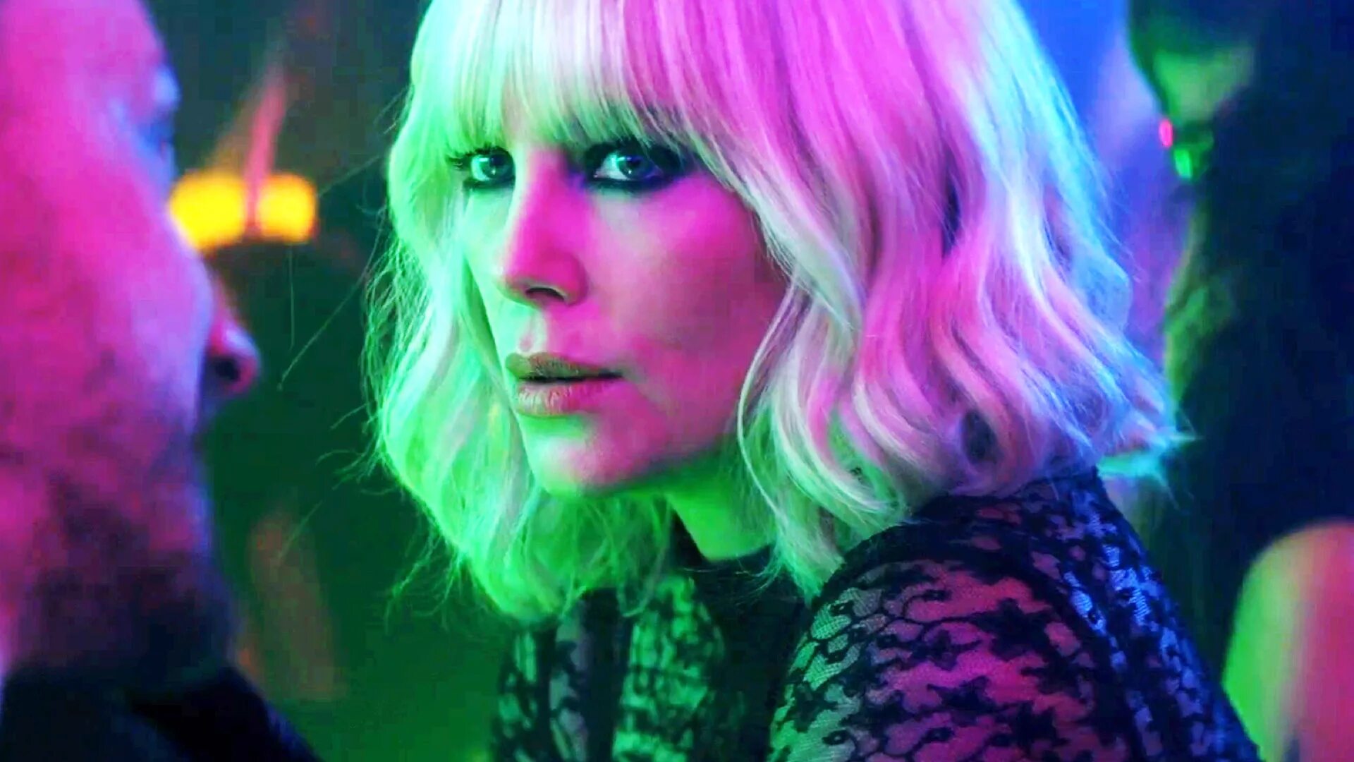 Atomic blonde. Шарлиз Терон Atomic blonde. Шарлиз Терон взрывная блондинка 2017. Лоррейн Бротон.