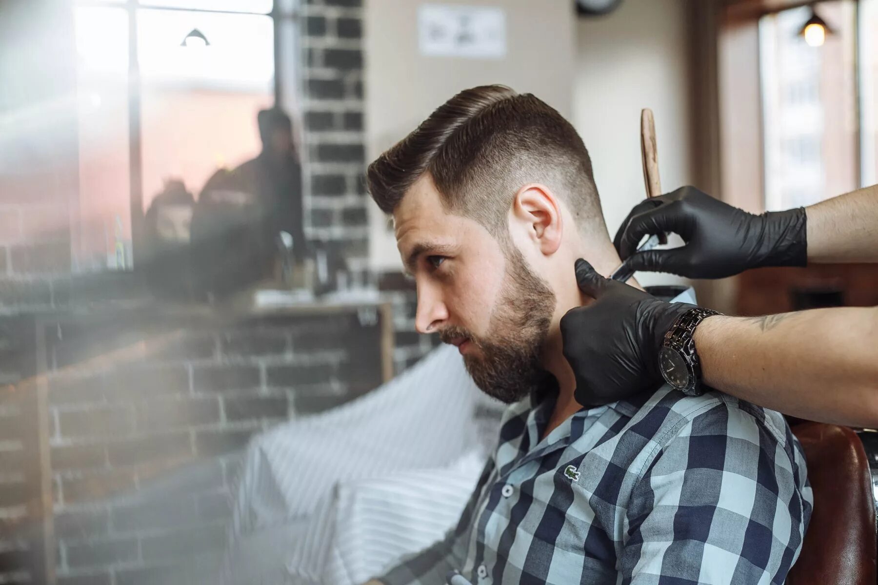Мужская парикмахерская внешне. Как стать барбером. Как стать барбером. Парикмахер причёска зимний. Как отучиться на барбера.