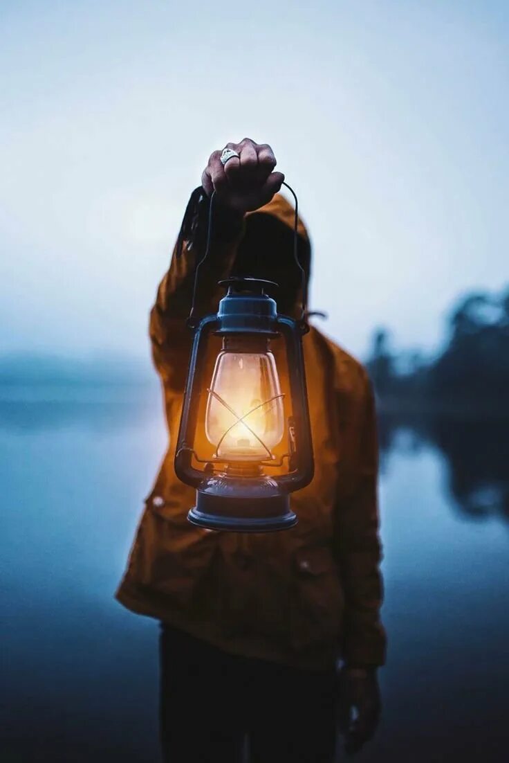 Человек с фонариком. Керосиновые фонари 19 века на улицах в петербурге. Фонарщик в бресте. Уличные фонари в парках. Брест ул советская фонарщик зажигает фонари.