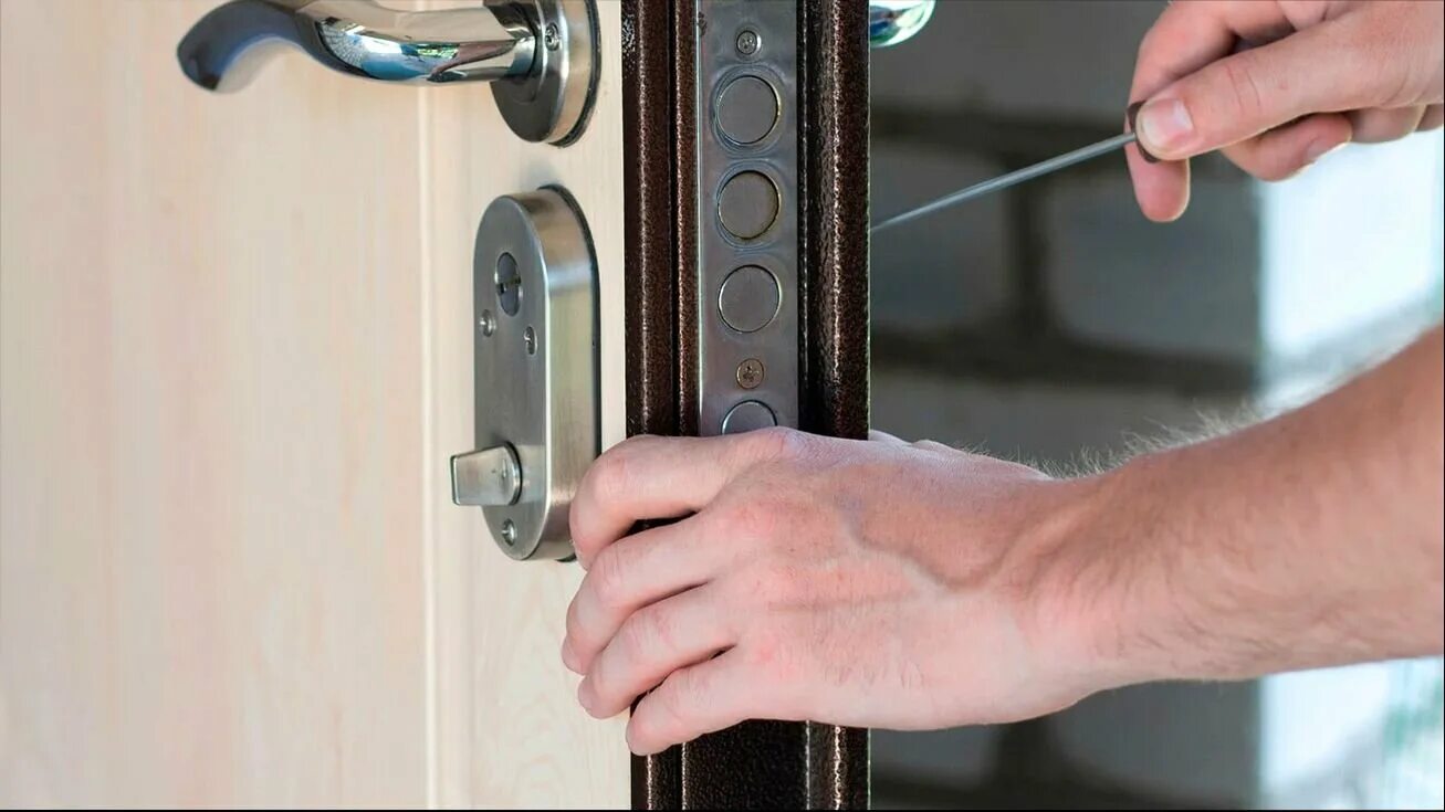 Замок дверной. Мастер по дверным замкам. Установщик межкомнатных дверей. Регулируемые замки на двери. Установить замок стоит.