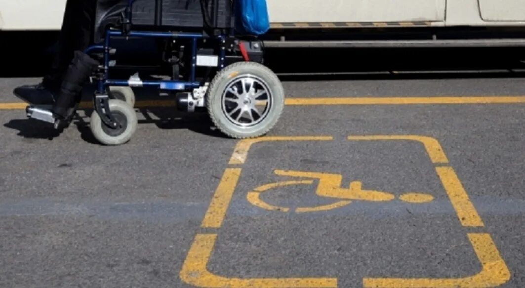 Сколько машин на инвалида. Парковка для инвалидов колясочников. Разметка парковочного места для инвалидов-колясочников. Разметка для инвалидов. Разметка место для инвалида.