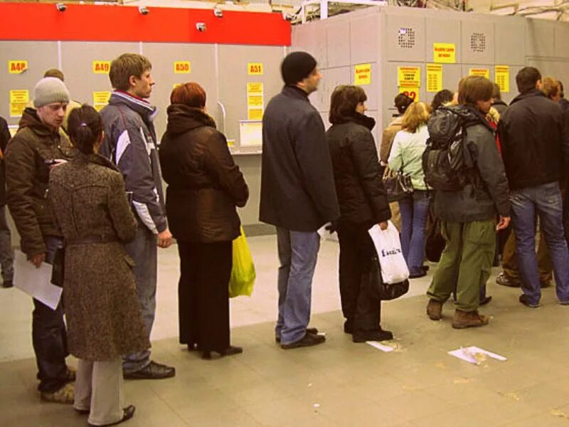 В первую очередь в соответствии. Очередь на кассе. Люди в очереди в магазин. Очередь в магазине. Очередь на кассу в магазине.