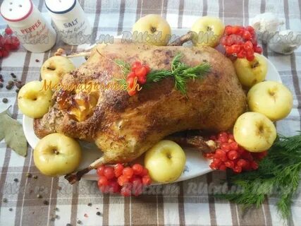 Утка запеченная в рукаве с яблоками