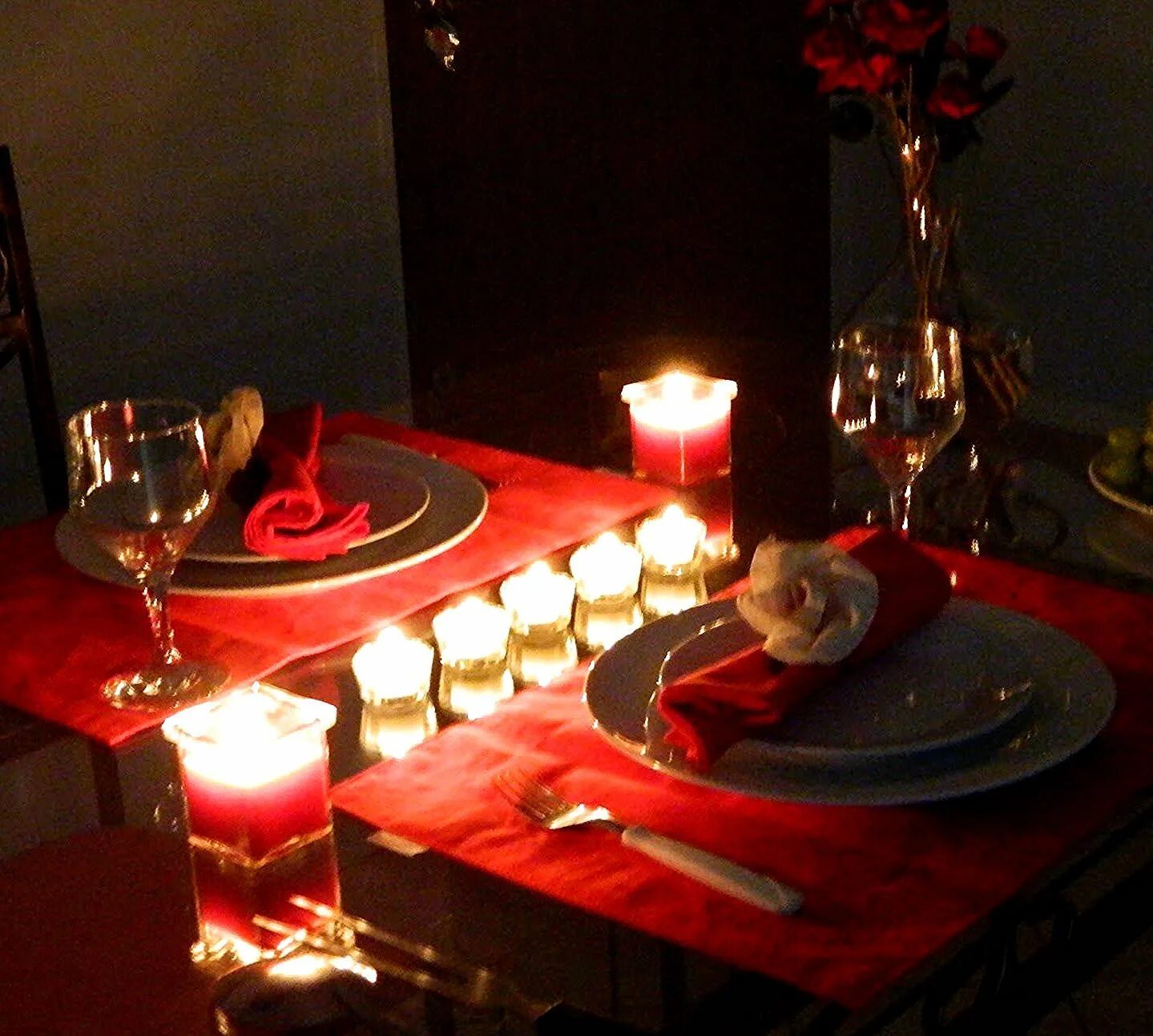 Романтик дома. Стол для романтического вечера. Романтический ужин дома для любимого. Романтический вечер для двоих дома. Романтический ужин на двоих при свечах.