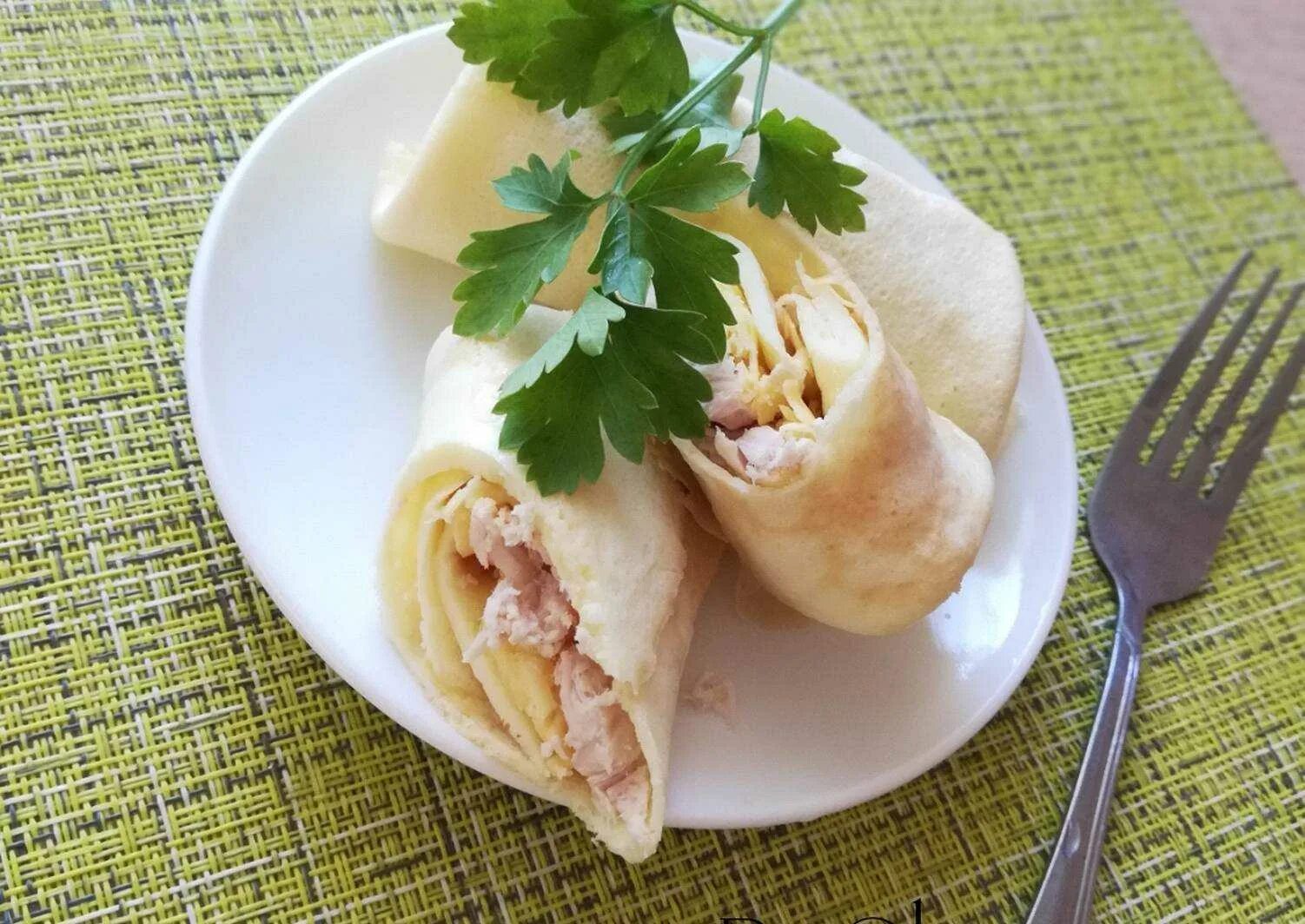 Курица яичные блины. Курица фаршированная блинами и грибами. Салат с яичными блинчиками и курицей. Филе бризоль. Блины с лососем.