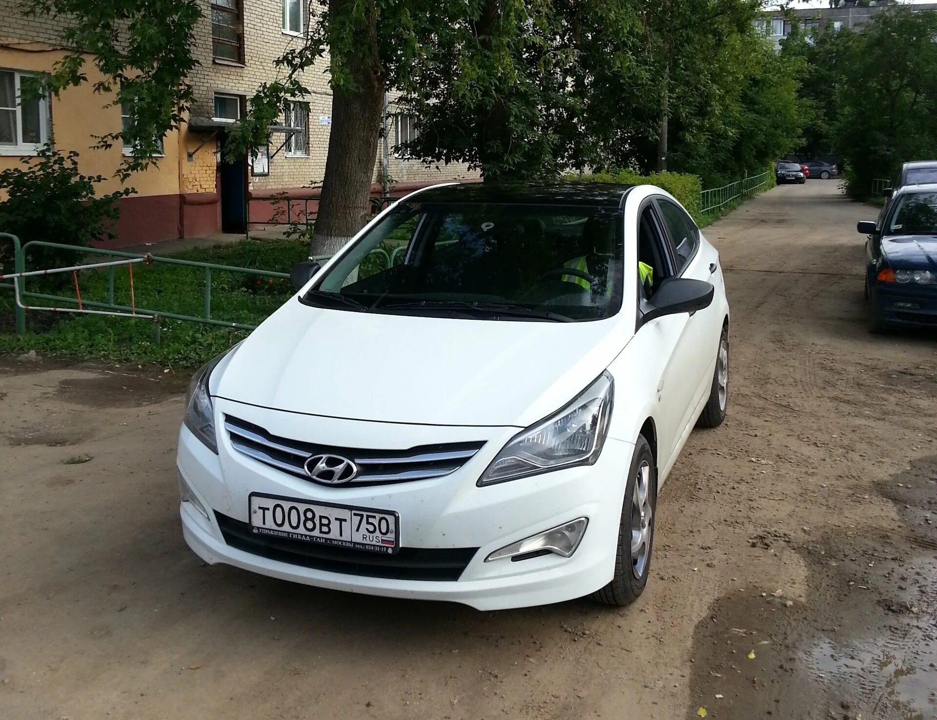 Hyundai Solaris 2015 белый. Hyundai Solaris 2015 тонированный. Хендай Солярис белый с черной крышей. Хендай Солярис 2014 года белый. Купить солярис в ставропольском