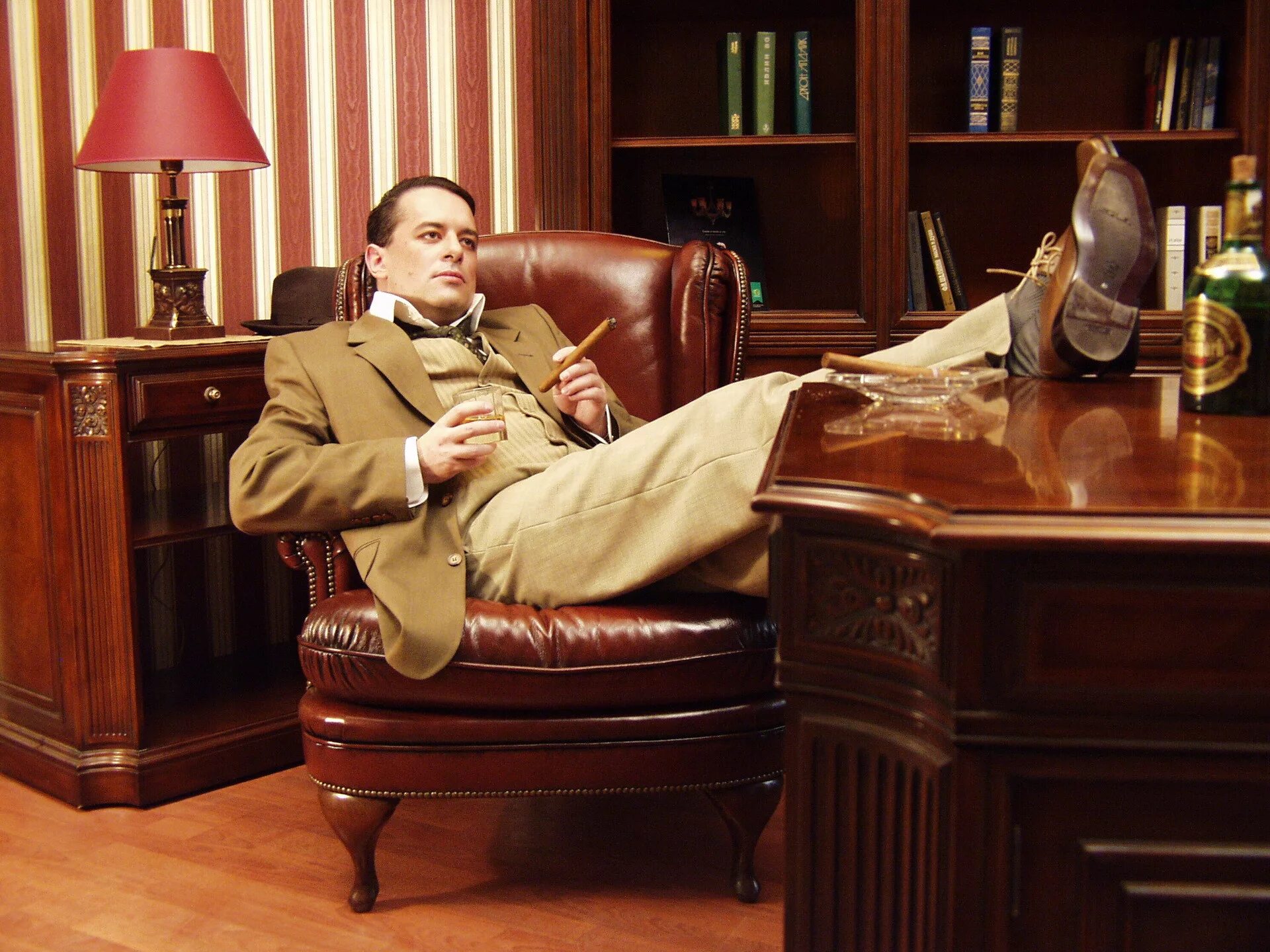 сидит с ногами на столе. сижу в кресле за столом. мужчина в кресле. мужчина в кресле. осанка за компом.