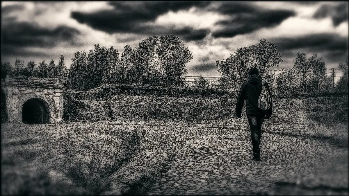 Путник в горах. Путник 0. Одинокий пилигрим. Силуэт путника. Человек идет по тропе.