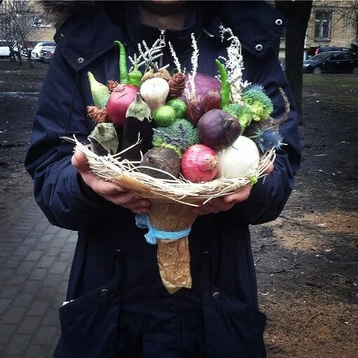 К 1 сентября "Крошка картошка" сделала букеты из картошки, чтобы не покупать цве