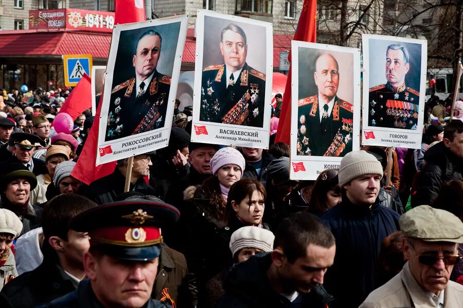 парад победы бессмертный полк. бессмертный 9. бессмертный полк. бессмертный полк в монреале. день победы шествие бессмертного полка.