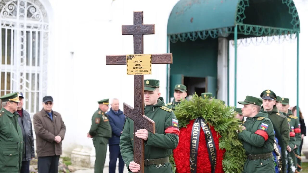 Прощание с денисом. Прощание с военнослужащими. Простились с погибшим в Ярославской.