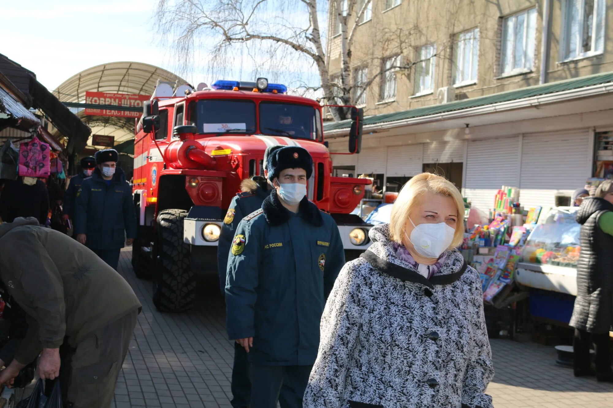 Новости черкесска на сегодня. Черкесск Центральный рынок. День Победы МЧС. Центральный рынок города Черкесска улица Лоара. Новости Черкесска оперативный штаб.