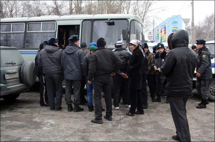 Задержанные таджики в москве