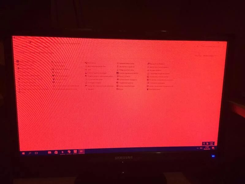 Красный экран. Красные полосы на экране монитора. Монитор красный оттенок на экране. Красный экран экран.