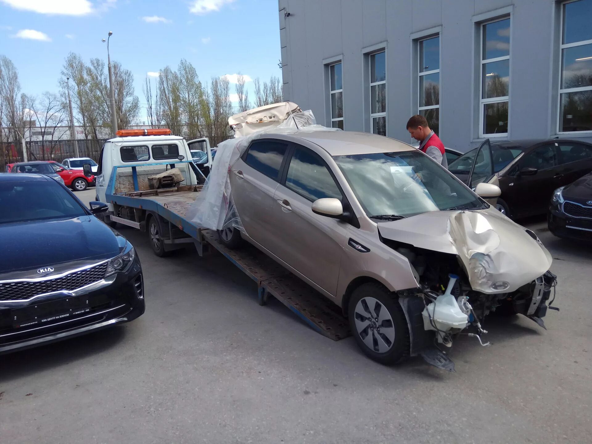 Битые машины. Тотал битых авто. Лада калина 2 универсал битая. Битая машина. Битая машина.