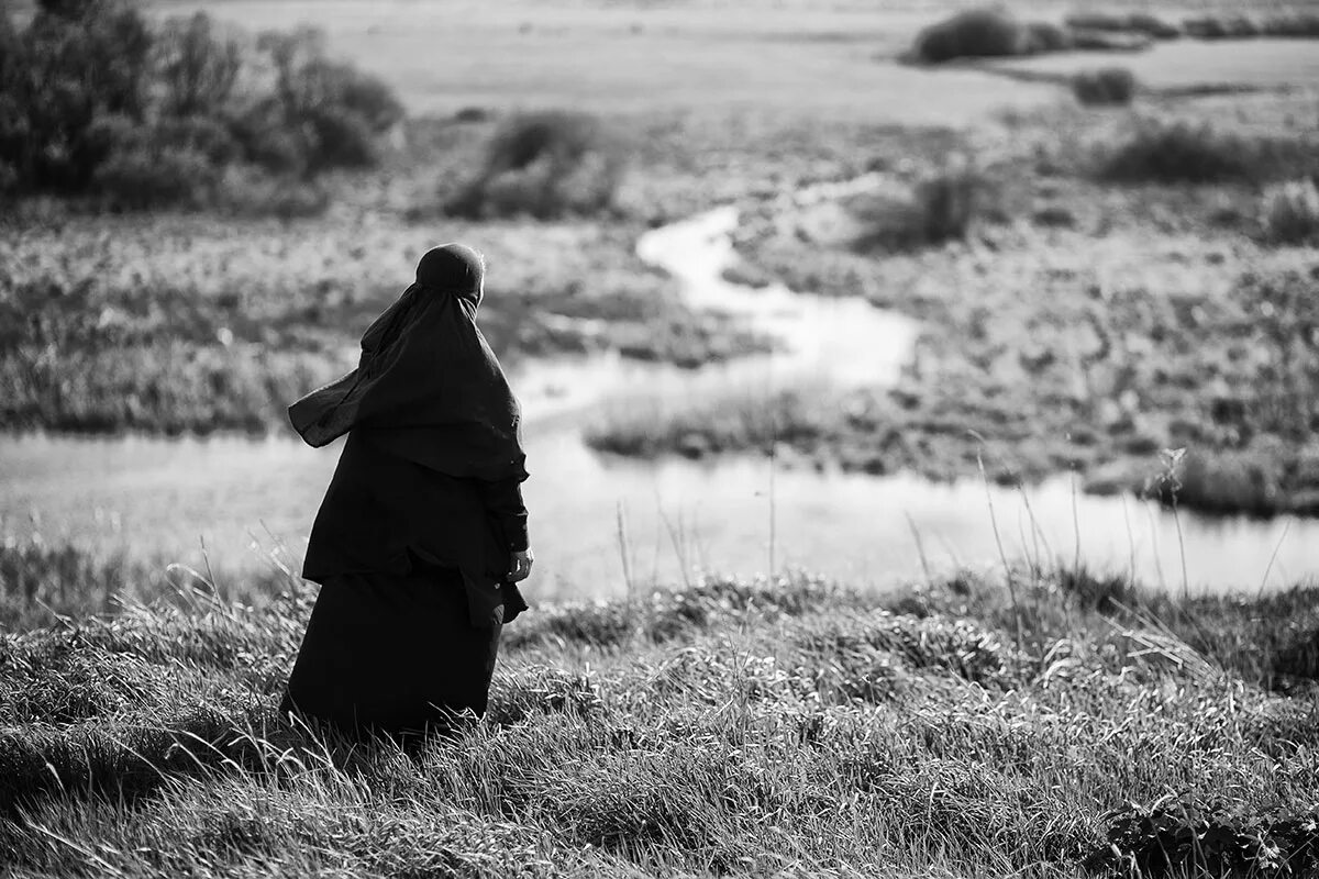 Валаам аллея одинокого монаха. Монашеский клобук старообрядческий. Православный монах. Монах идет. Смирение в природе.