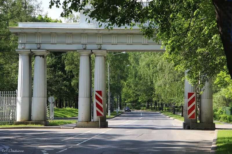 Встреча чугунные ворота. Парк Кузьминки чугунные ворота. Николаевские ворота Павловск. Парк Кузьминки Липовая аллея чугунные ворота. Чугунные ворота Кузьминки 2023.