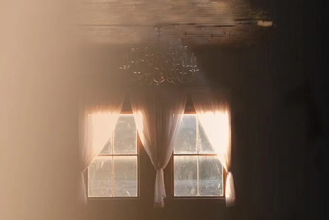 Свет в окне. Свет из окна. Яркий свет в окне. Дневной свет в окне. Душа в окне свет