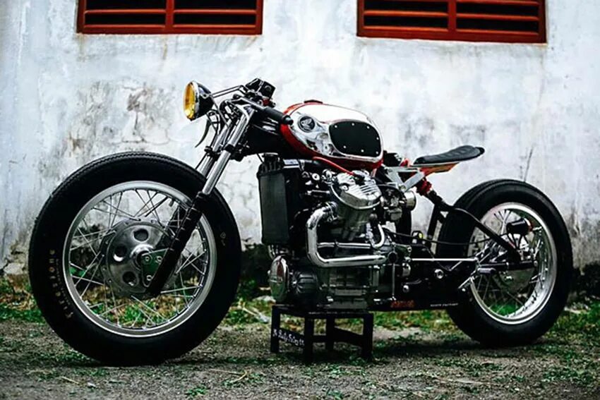 Custom factory. Honda cx500 Cafe Racer. Honda VT 500 Cafe Racer. Кафе рейсер Хонда CX 500. Honda CX 650 Cafe Racer.