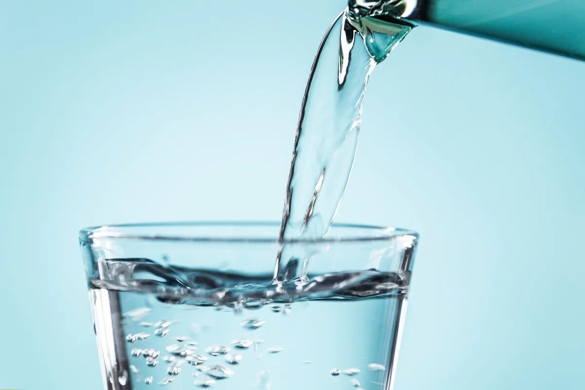 Стакан питьевой воды. Чистая вода. Питьевая вода. Стакан воды. Минеральная вода в стакане.