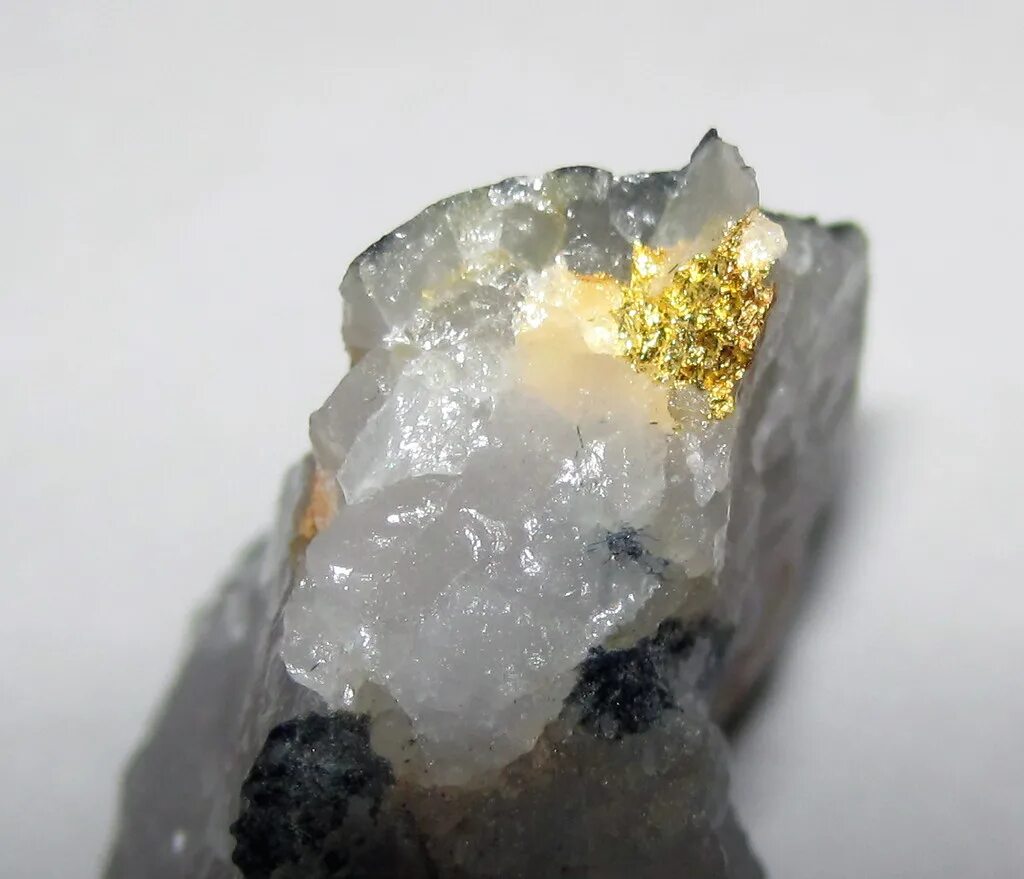 Платина горный. Золото кварц сульфидная формация. Золотоносный кварц сульфиды. Минерал самородок кварц. Кварц сульфидные минералы.