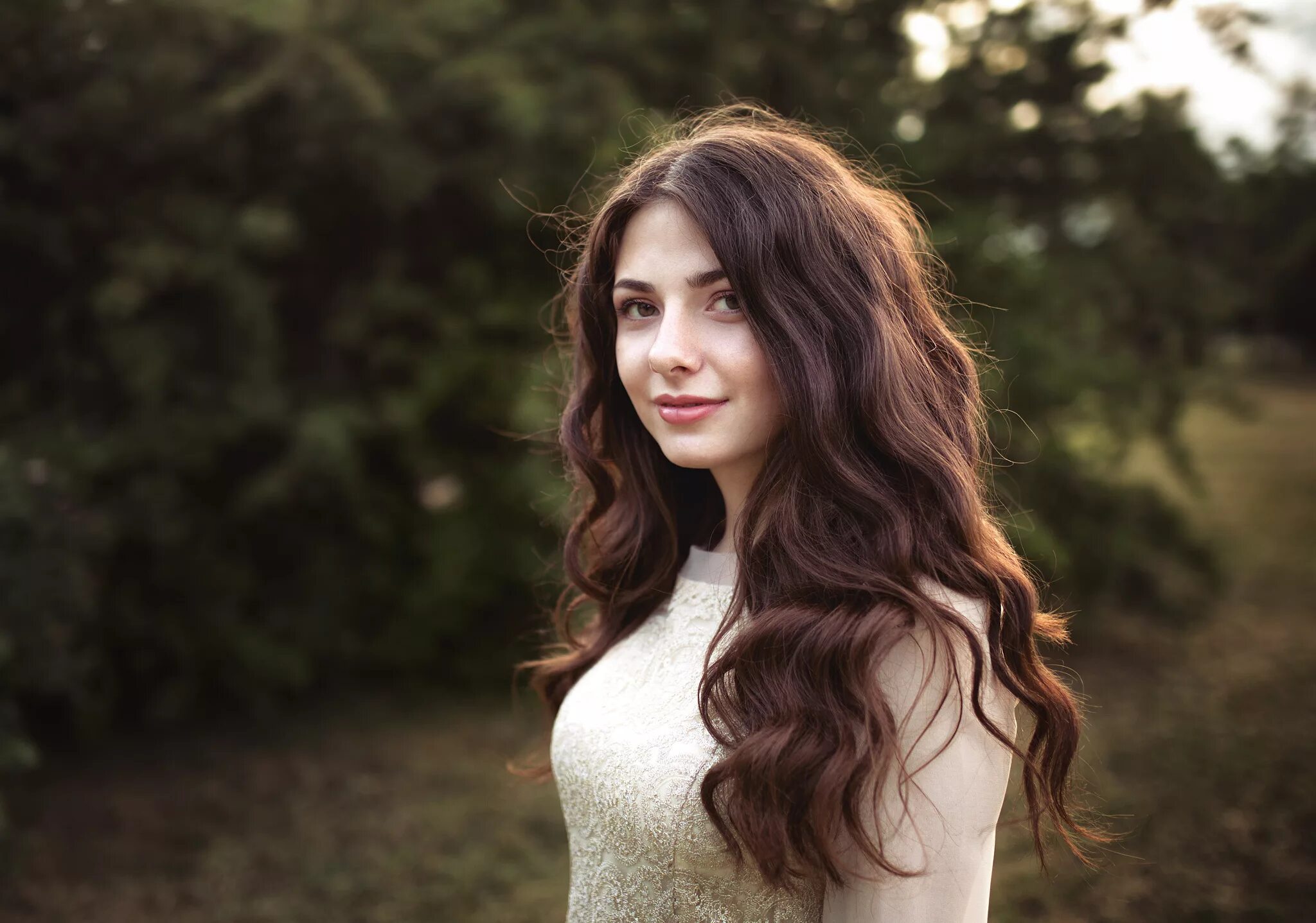 Девушка с чистыми волосами. Сухие волосы. Блондинка со спины. Женщина с длинными волосами. Толстые волосы.