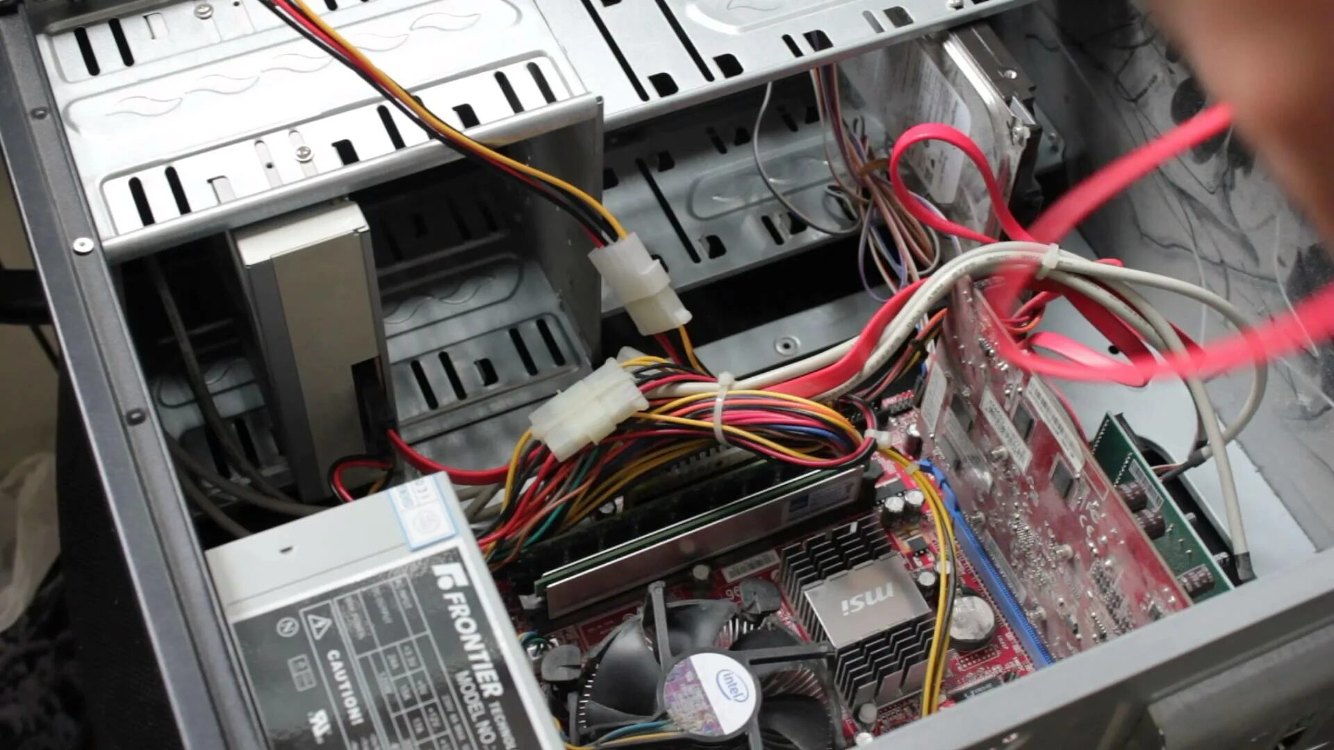 Как подключить ссд диск. Hdd провод в компьютере. провод питания жесткого диска в системном блоке. подключить провода на пк. подключить диск к компьютеру.