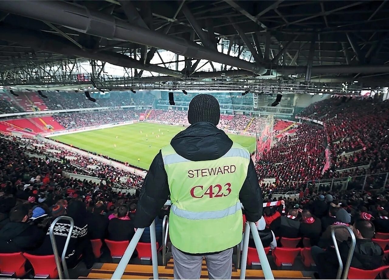 Безопасность на стадионах. Стюарт на стадионе. Стюарды Казань Арена. Стюарды стадиона открытие Арена.