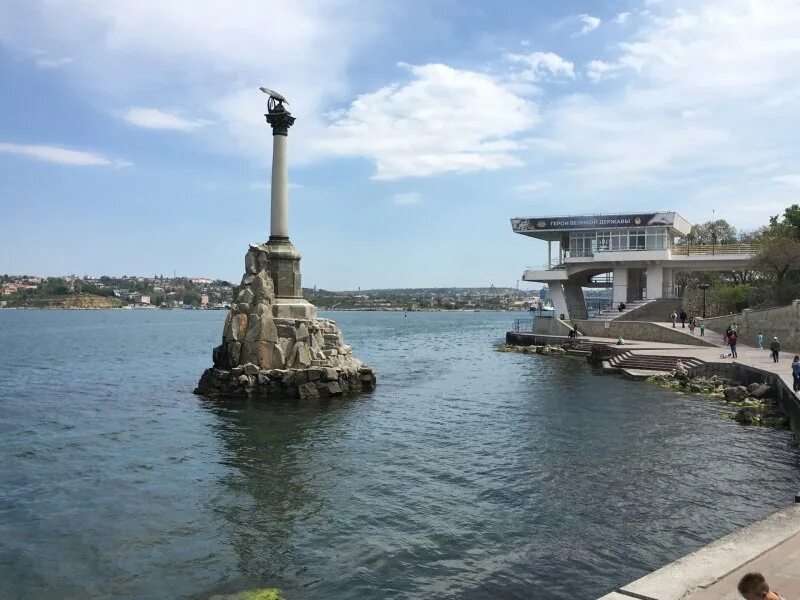 Графская Пристань и памятник затопленным кораблям. Севастополь памятник затопленным. Севастополь памятник затонувшим кораблям близко. Памятник затопленным кораблям памятники Севастополя. Севастополь затопленные корабли история