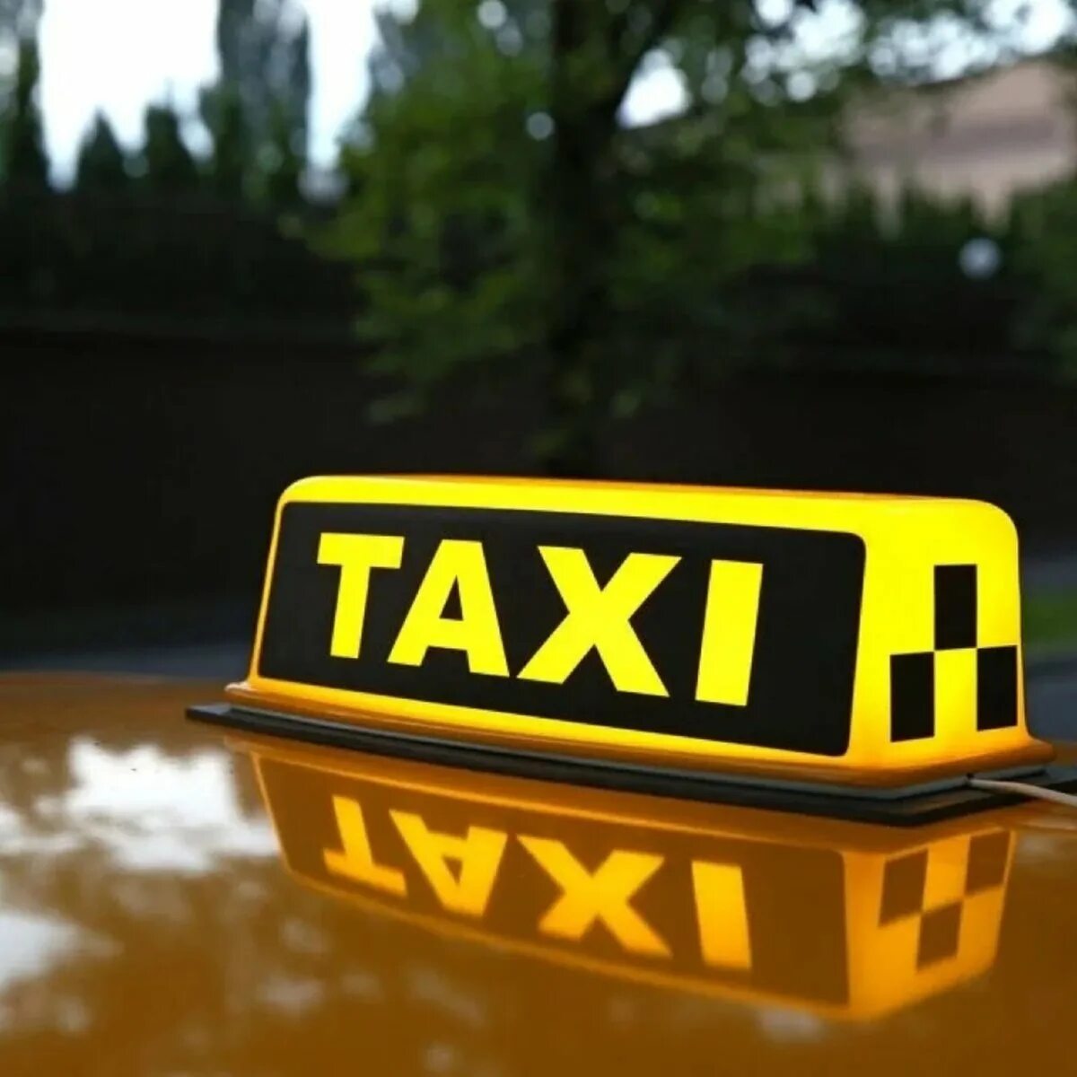 Найди слова такси. Надпись такси. Знак такси. Табличка такси. Вывеска такси.