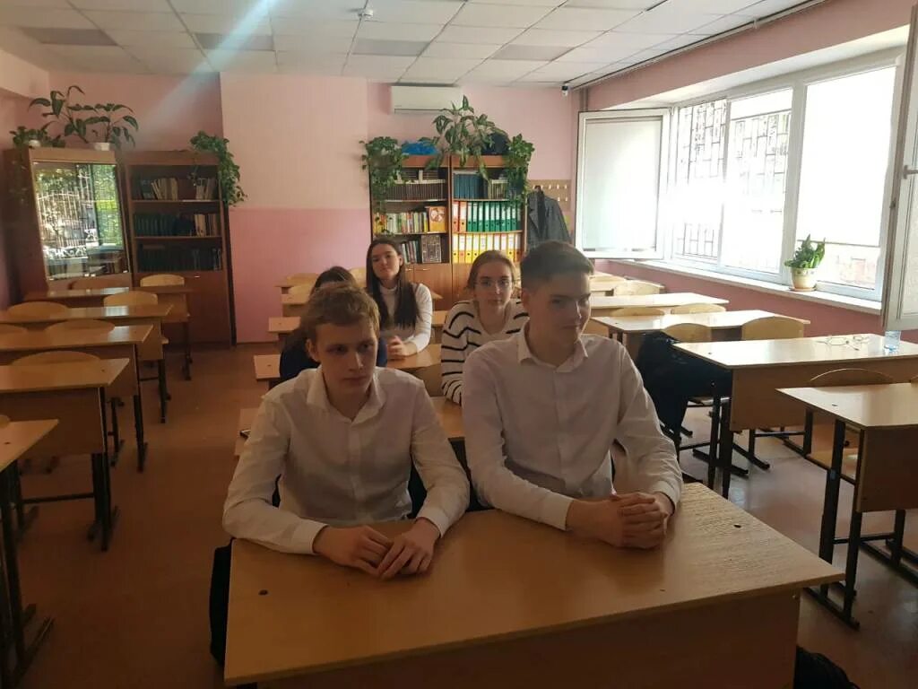 Домашнее задание 10 школы. Ребенок выполняет домашнее задание. Делать уроки рисунок. Педагог и ученик. Домашнее задание 10 школы.