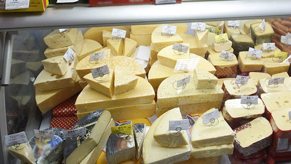 Продается сыр. Сыр в магазине. Выкладка сыров на витрине. Выкладка сыра на витрине. Сыр стерлигова.
